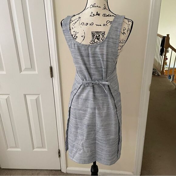 Sur La Table Light Blue Tie Marled Apron OSFM Big Pockets NWOT - Picture 5 of 9